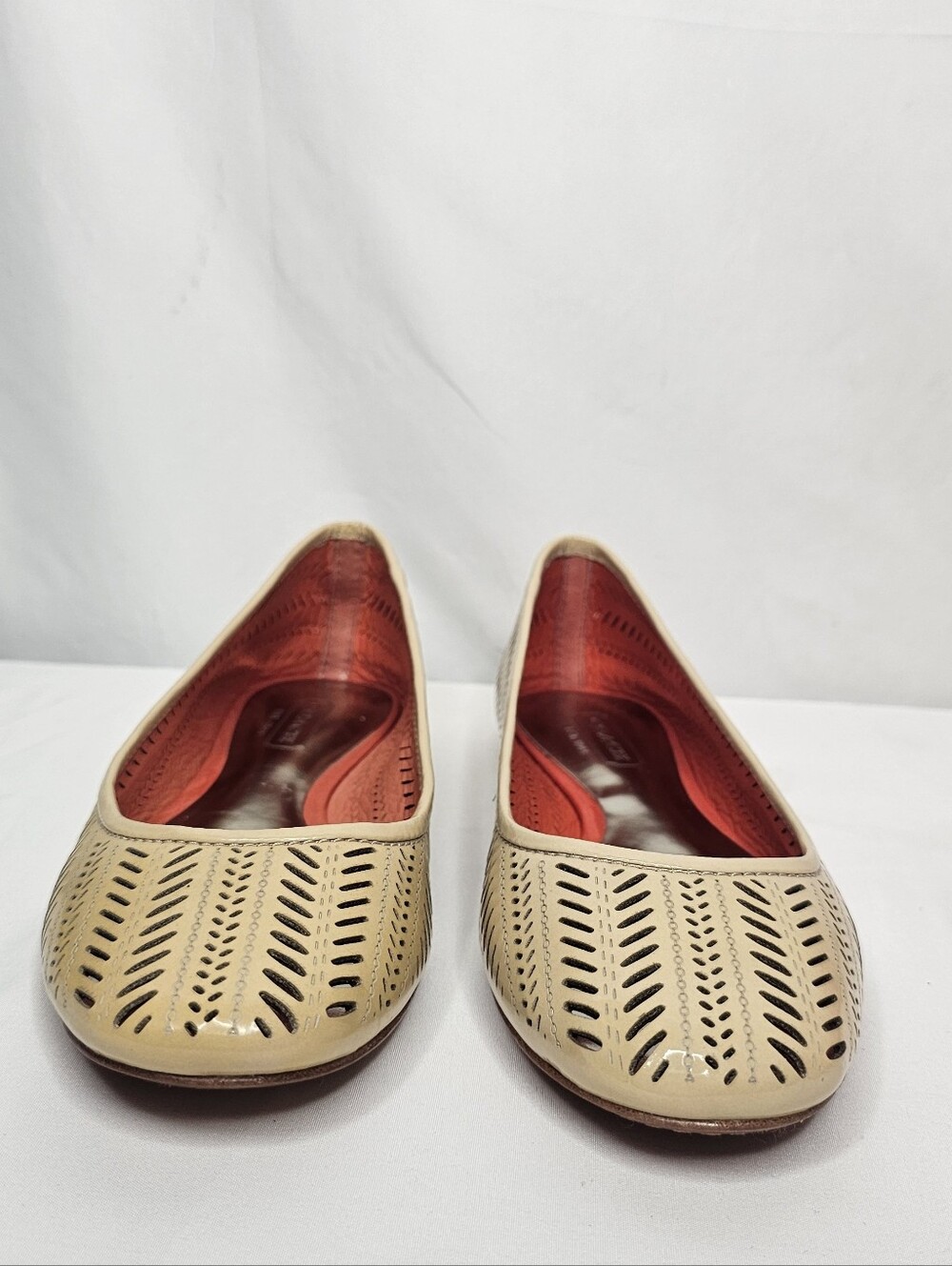 COACH Filippa Tapioca Beige Patent Laser Cut Ballet Flats Shoes 5.5 B New In Box - Picture 3 of 11